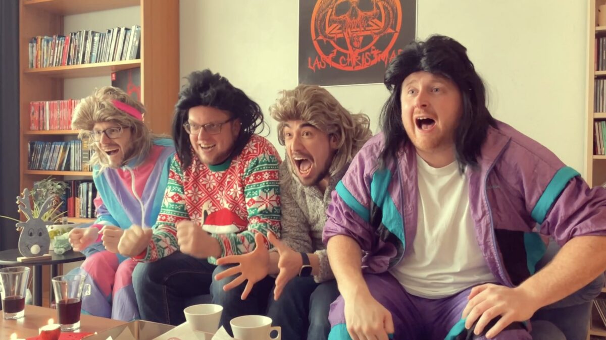 WILCH Screenshot: Vier fröhliche Idioten auf einer Couch